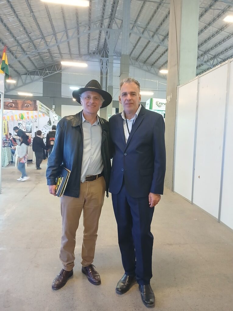 Com o Ministro Conselheiro da Embaixada do Brasil na Bolívia Paulo Eduardo de Azevedo Ribeiro. 