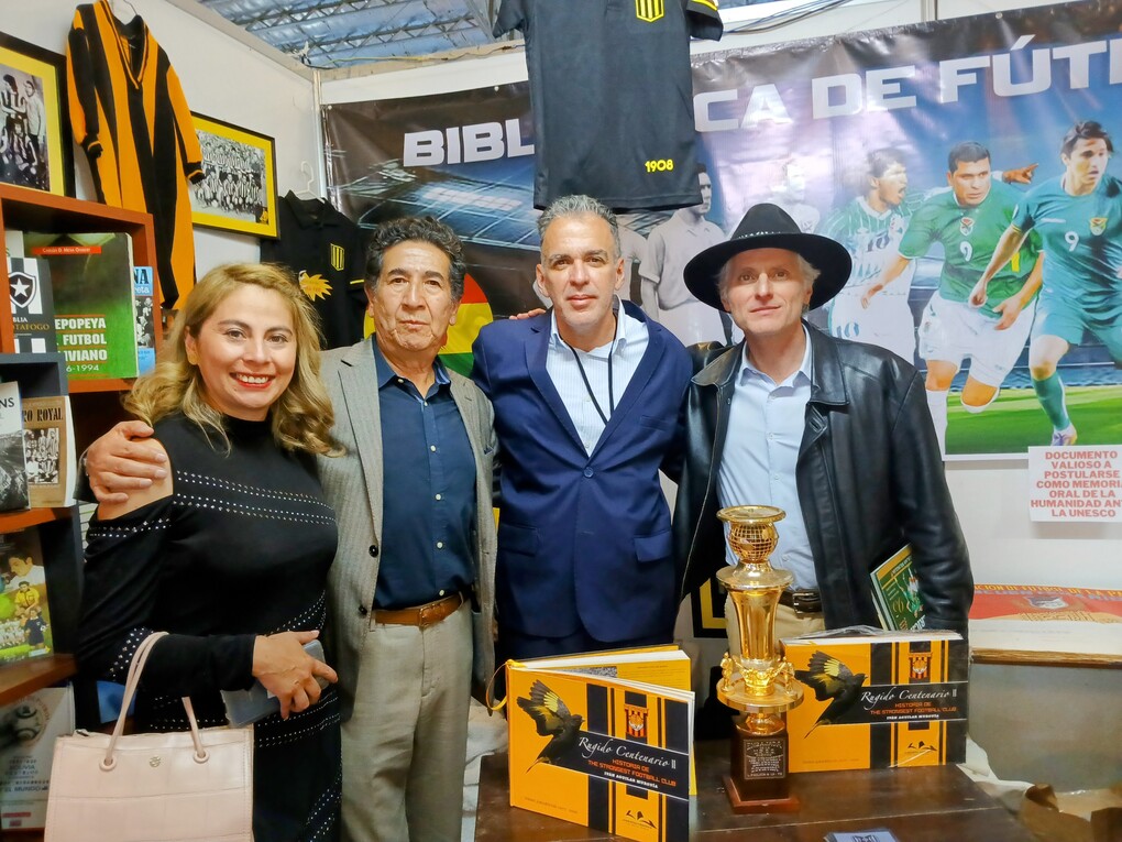 Visitando o estande do Museu do Futebol Boliviano na Feira do Livro de La Paz. 